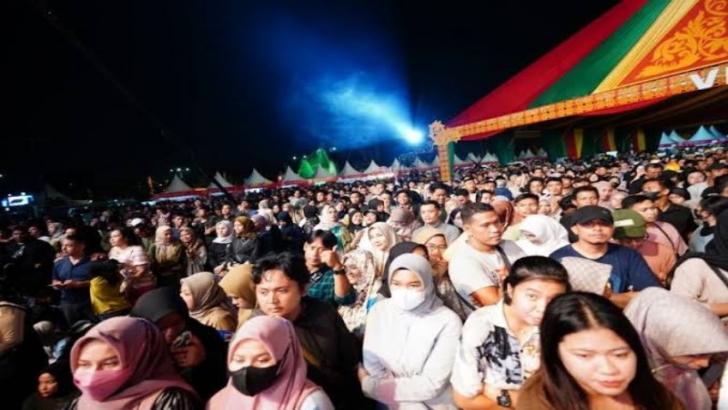 Penonton Konser BBI/BBWI dalam Lancang Kuning Carnival Membludak