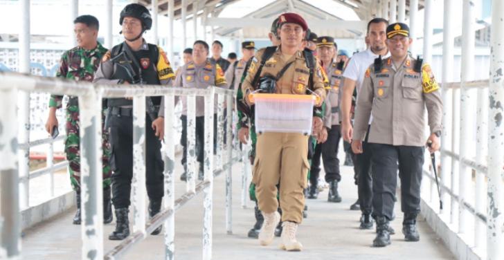 Polisi Berikan Pengawalan Keamanan Pleno KPU Kepulauan Meranti