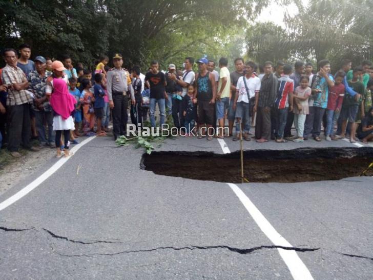 Jalan Sumbar Riau di Desa Kuok Amblas, Pengendara Dialihkan ke Jalur Alternatif