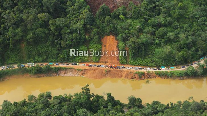 Pantauan Udara Kendaraan Terjebak Macet di Daerah Longsor di Pangkalan