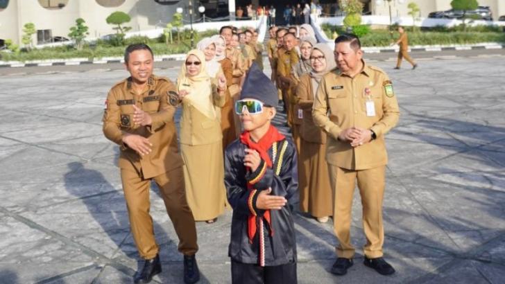 Bocah Viral Kuansing Ketemu Gubernur Wahid: Beliau Berjasa Perkenalkan Tradisi ke Dunia
