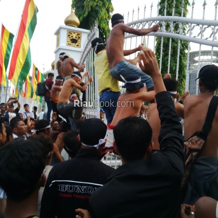 Tidak Hanya Bertahan, Masyarakat Sakai Panjat Gerbang Kantor Gubri