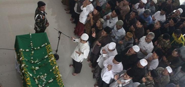 Warga Antre dan Berebutan Menyalatkan Almarhum Hasyim Muzadi