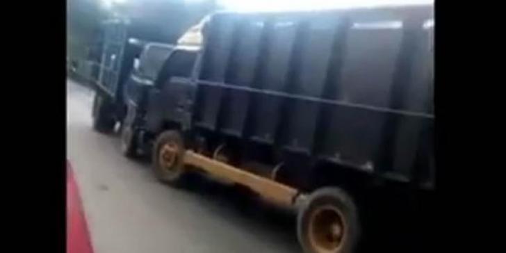 Seperti Adegan Film, Dua Truk Adu Banteng Sampai Heboh di Media Sosial