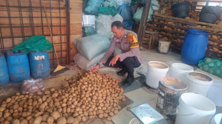Bhabinkamtibmas Sukaramai Sambangi Pedagang Kelapa dan Santan di Pasar Agus Salim, Pantau Ketersediaan Bahan Pangan
