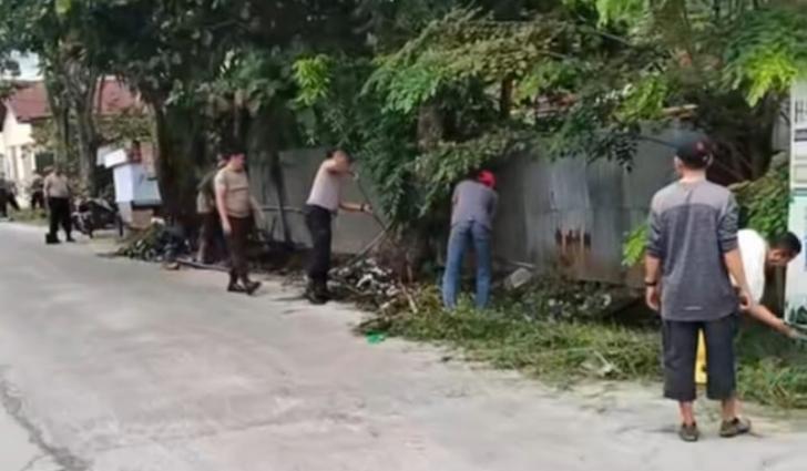 Curah Hujan Tinggi, Kapolsek Binawidya Gotongroyong Bersama  Masyarakat