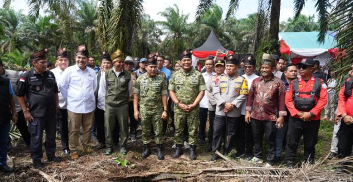Disaksikan Menhut, Gubernur, Kapolda, Pangdam XIX, dan Kajati Riau, Penumbangan Sawit Awali Pemulihan Tesso Nilo
