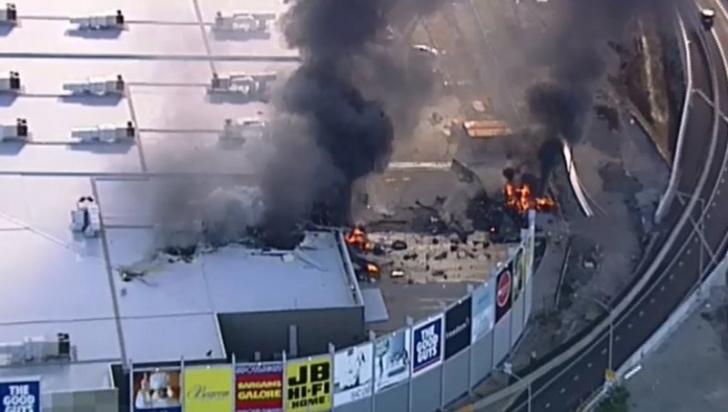 Pengunjung Mal Panik, Pesawat Jatuh Hantam Atap Mal di Australia