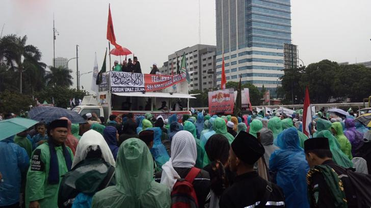 Di Bawah Hujan Lebat, Massa Tetap Laksanakan Orasi Desak Ahok Dinon-aktifkan