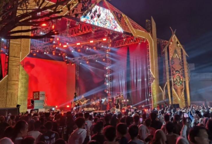 Ribuan Penonton Arena Kenduri Riau 2024, Ada Penampilan Spektakuler Padi Reborn
