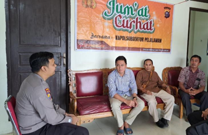 Bhabin Dengarkan Saran Masyarakat dalam Agenda Jumat Curhat di Desa Kuala Tolam