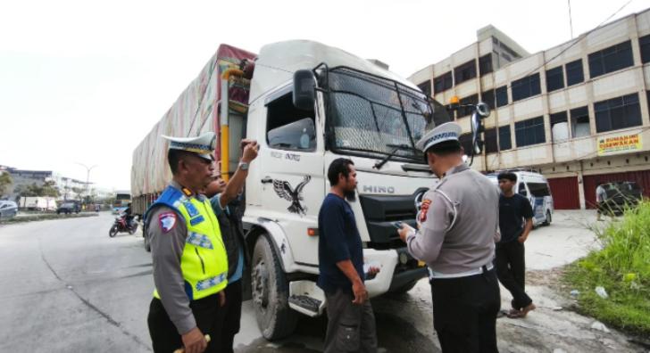 Ditlantas Polda Riau Tertibkan Angkutan Barang Jelang Nataru