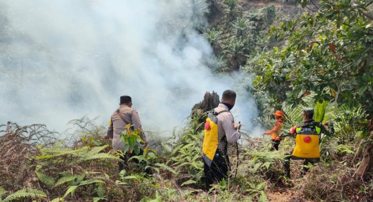 Polisi Lakukan Pemadaman Api Kebakaran Lahan di Rokan Hulu