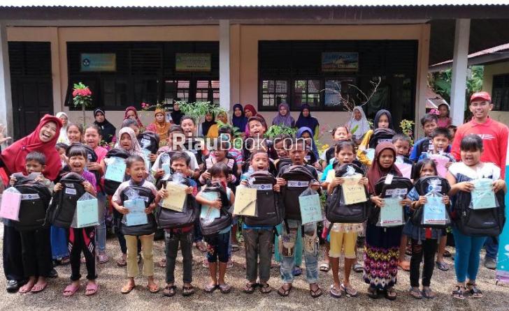 PT IRC Bagikan Sejuta Kejutan untuk Siswa-siswi SD di Kuansing